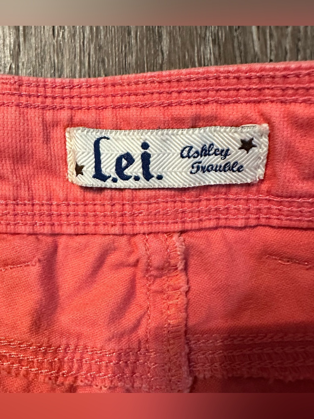 2000’s Y2K L.E.I . Coral pink low rise cargo Bermuda shorts Sz 3 juniors - Picture 2 of 7